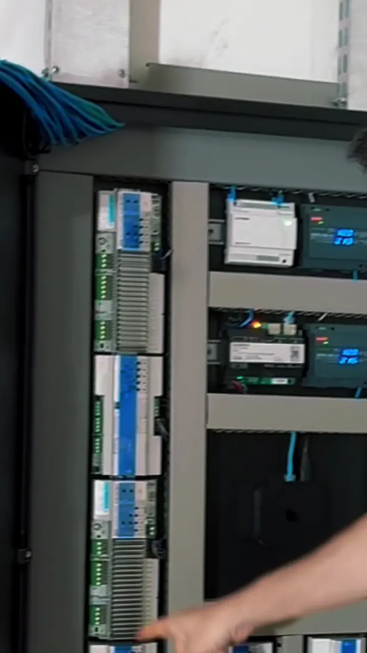 Quadro de automação para hotel com controladores organizados e infraestrutura técnica instalada.