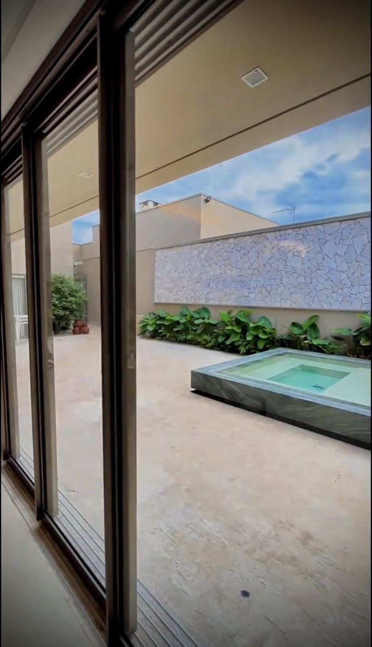 Soluções que elevam o padrão do ambiente. Painel de LED integrado à automação residencial, trazendo modernidade, impacto visual e controle inteligente em cada detalhe.