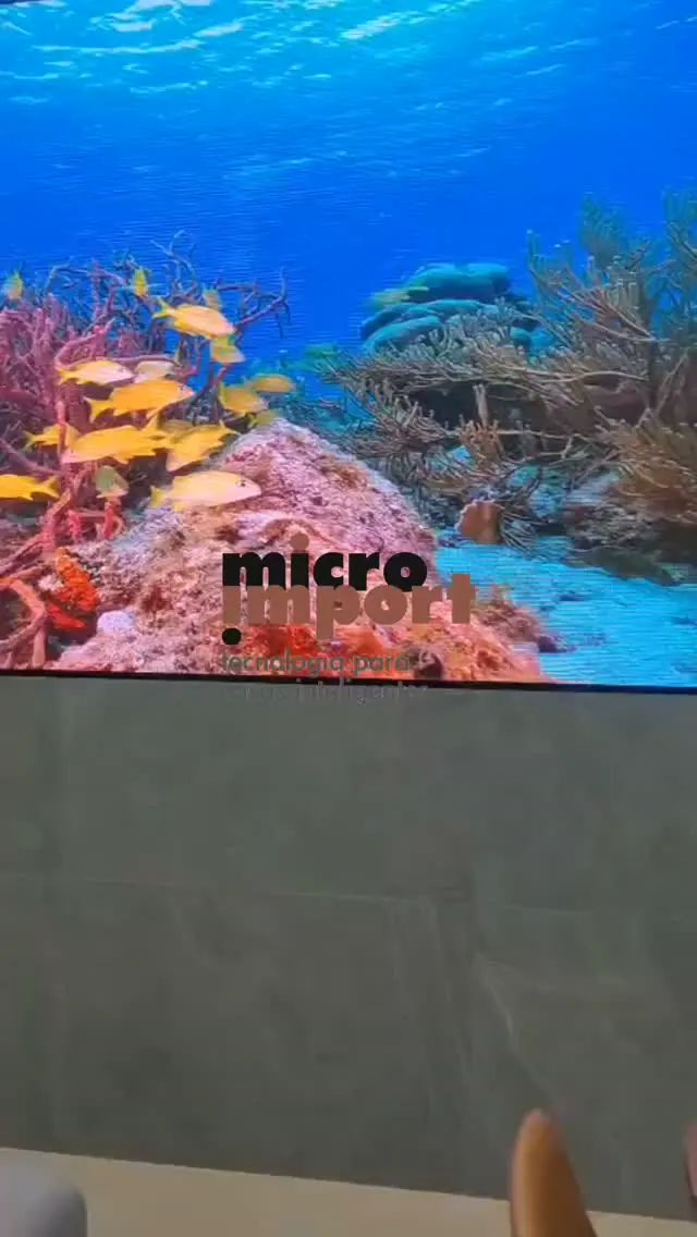 Painel de LED integrado a um ambiente de convivência com imagem em grande formato.