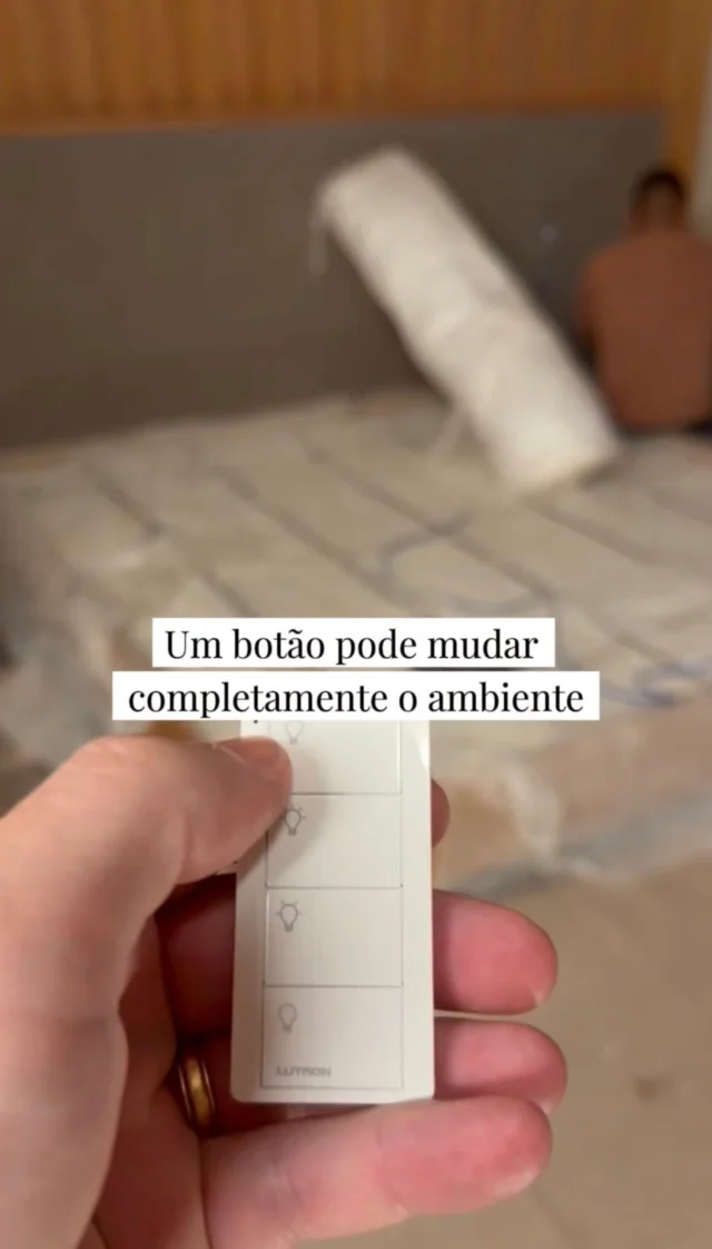 Um simples toque pode transformar completamente o ambiente. Luz, clima, sensação. Tudo ajustado do jeito certo, no momento certo. Representamos a Lutron, uma.