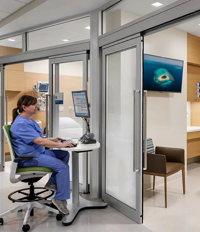 Estação de enfermagem com controle de iluminação e automação hospitalar
