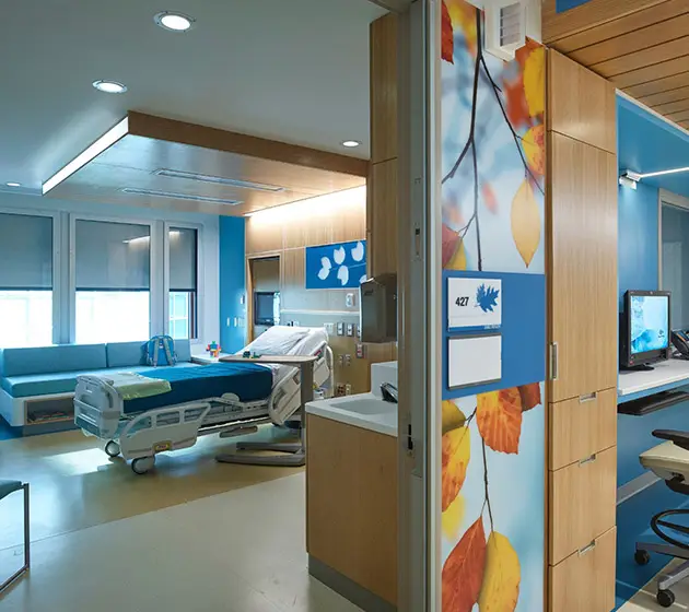 Ambiente hospitalar com iluminação automática Lutron Ketra