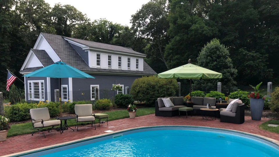 Piscina residencial ao ar livre: referência de residências e propriedades de alto padrão com sistema de áudio K-array