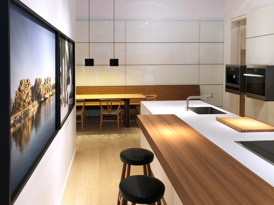 Design de cozinhas Bulthaup: referência de showrooms e espaços de demonstração com sistema de áudio K-array