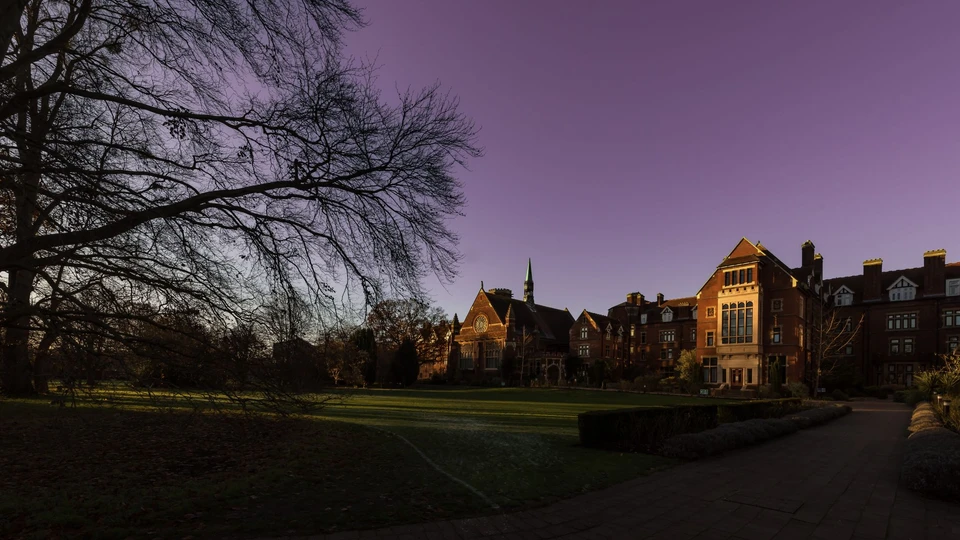 Salão de refeições da Universidade de Cambridge: referência de restaurantes, cafés e experiências gastronômicas com sistema de áudio K-array