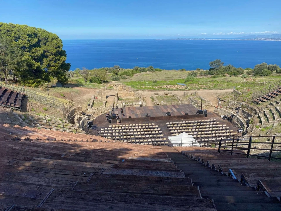 Teatro Grego de Tindari: referência de teatros, auditórios e espaços de apresentação com sistema de áudio K-array