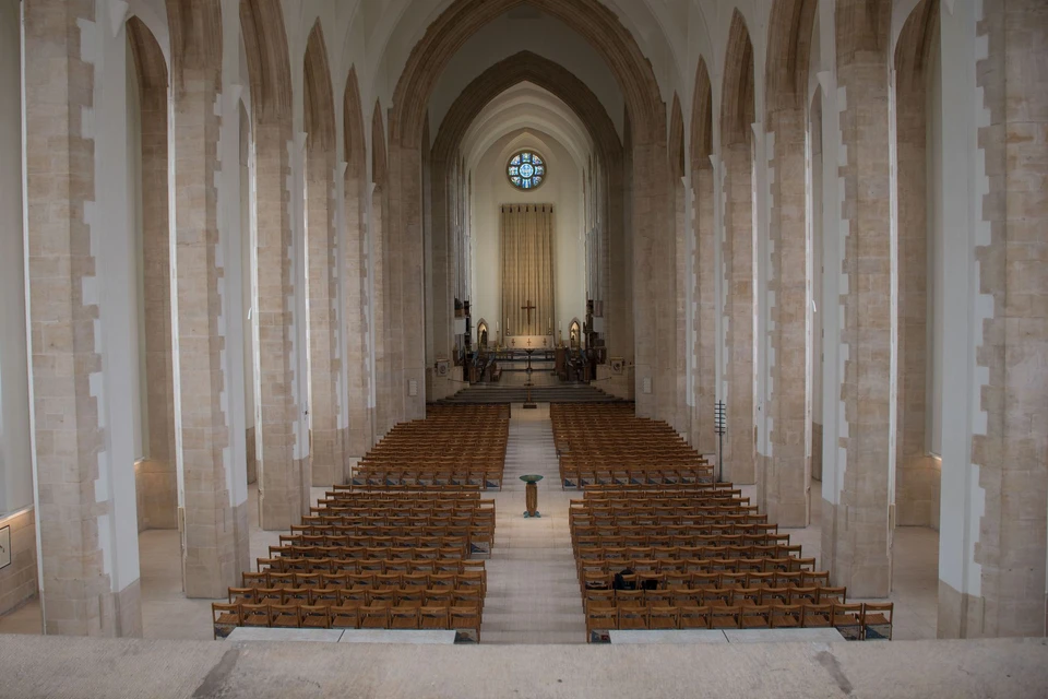Catedral de Guildford: referência de templos, igrejas e espaços de culto com sistema de áudio K-array
