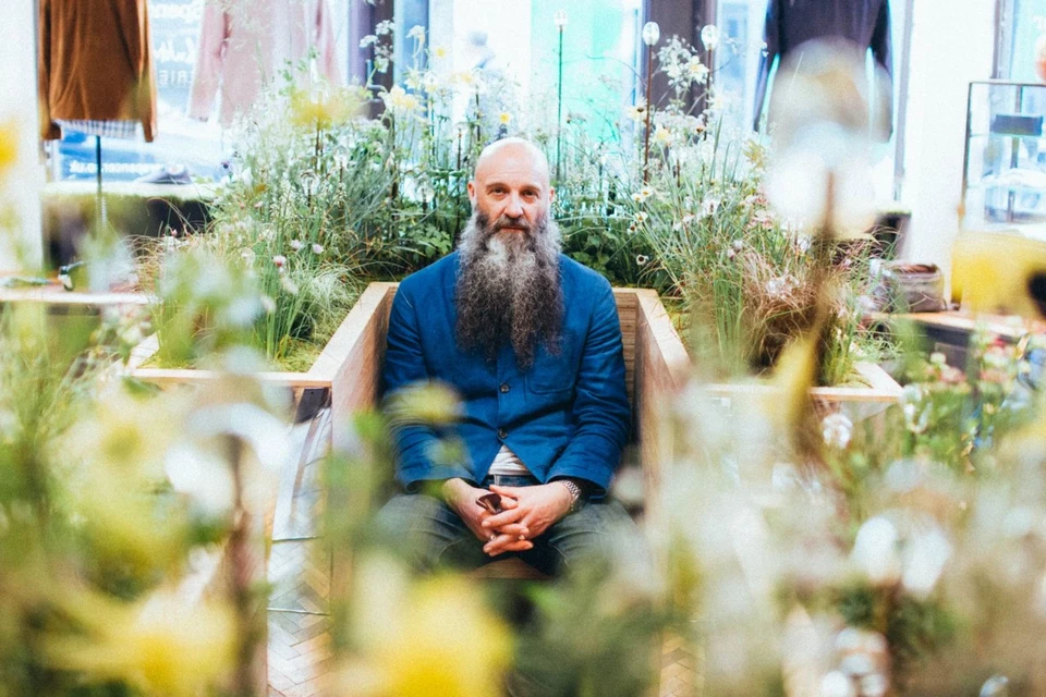 Instalação Reverie de Wolfgang Buttress na Oliver Spencer: referência de lojas e projetos de varejo com sistema de áudio K-array