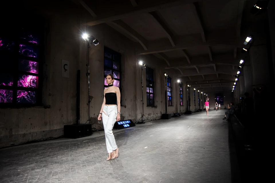 Desfile de moda da Polimoda: referência de eventos e experiências audiovisuais com sistema de áudio K-array
