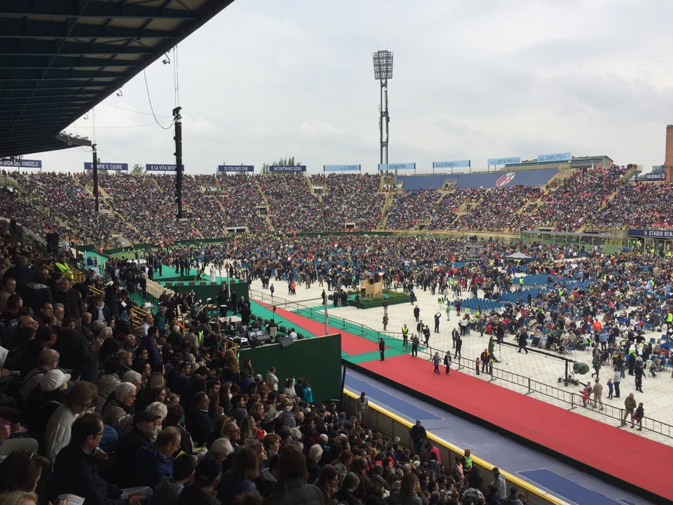 Missa do Papa Francisco no estádio: referência de grandes celebrações e encontros com sistema de áudio K-array