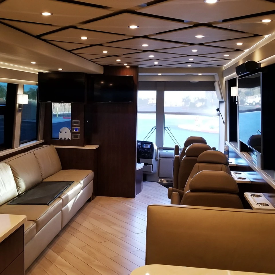 Motorhome Prevost Coach: referência de motorhomes e ambientes residenciais móveis com sistema de áudio K-array