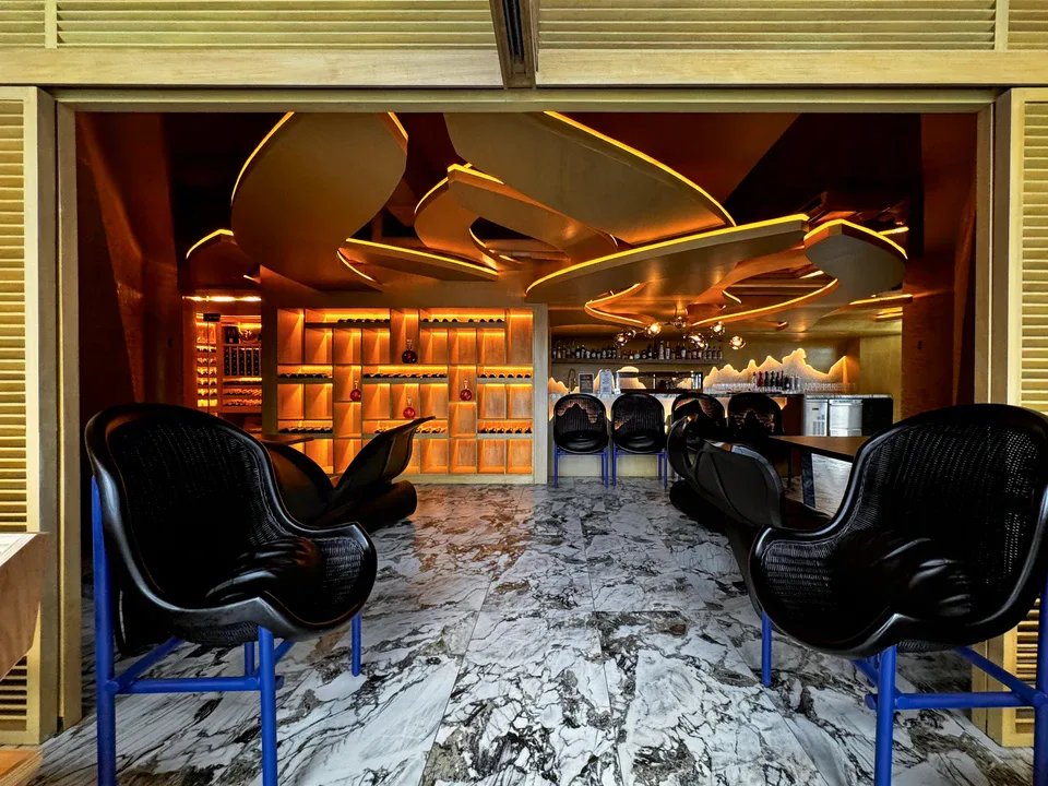 Lounge de membros PVT: referência de restaurantes, cafés e experiências gastronômicas com sistema de áudio K-array