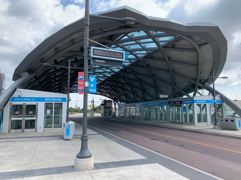 Sistema de ônibus vivaNEXT em Toronto: referência de aeroportos e estruturas de transporte com sistema de áudio K-array