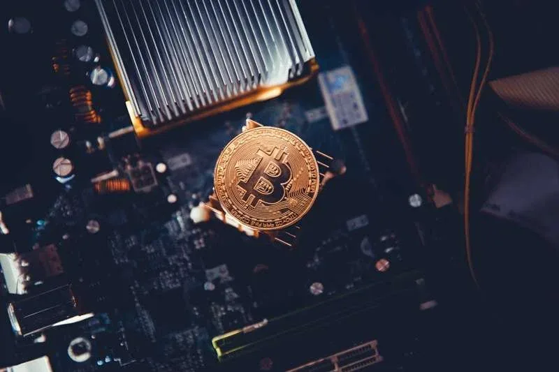 Montagem e manutenção de computadores e placas de vídeo para mineração de criptomoedas