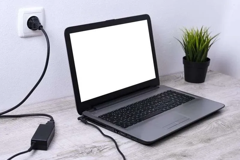 sinais-que-o-conector-de-alimentação-do-seu-notebook-esta-com-defeito-20220329153421.webp